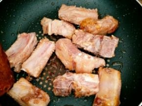 迅速倒入排骨翻炒，均匀的裹上糖色