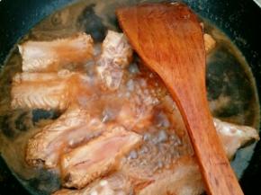 加入开水没过排骨，加入料酒、酱油、醋，煮开后转中小火焖30分钟