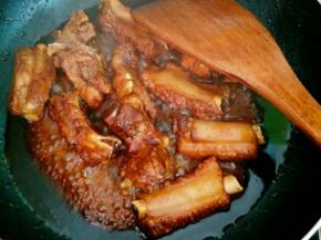 焖熟之后，加入适量盐大火收汁