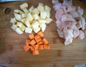 将土豆、胡萝卜、鸡胸肉切块