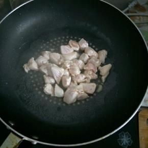 锅里倒适量油，下入鸡胸肉滑炒