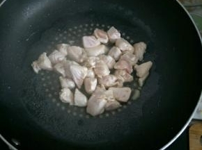 锅里倒适量油，下入鸡胸肉滑炒