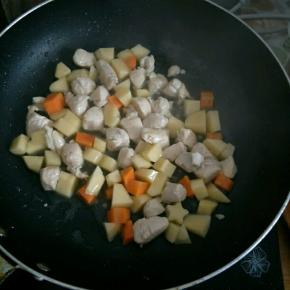 下入胡萝卜、土豆翻炒