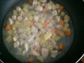 加入适量水煮开，煮至土豆软烂