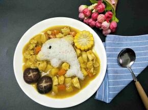 舀入煮好的咖喱，和煮熟的香菇、玉米装饰，一份好吃又可爱的便当就完成了