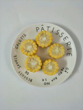 玉米煮熟切片，鸡蛋煮熟