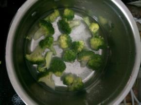 西蓝花放热水锅里，加少许盐焯熟