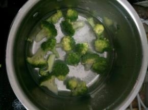 西蓝花放热水锅里，加少许盐焯熟