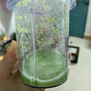 取几朵西蓝花加汤汁打成泥