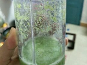 取几朵西蓝花加汤汁打成泥