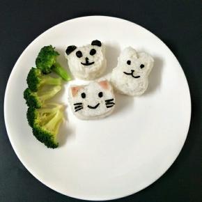 米饭用模具压出造型，海苔剪出眼睛、嘴巴装饰，西蓝花摆盘
