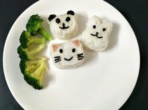 米饭用模具压出造型，海苔剪出眼睛、嘴巴装饰，西蓝花摆盘
