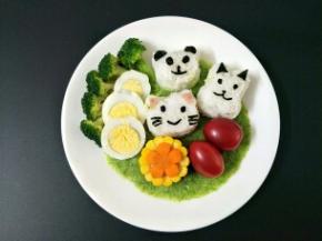 摆上玉米、鸡蛋、胡萝卜花、小可爱装饰即可