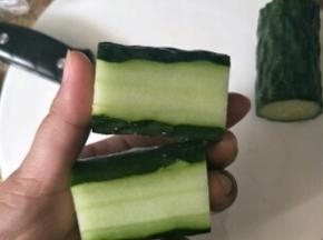 底部薄薄的切掉一片，方便摆盘