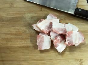 五花肉洗净切片。