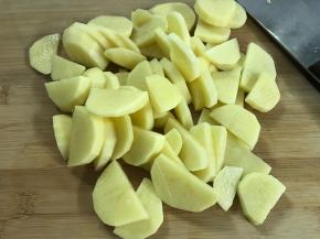 土豆去皮后切片。
