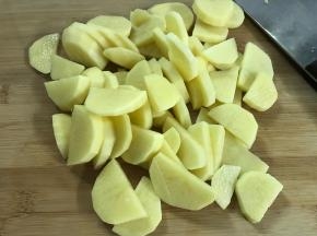 土豆去皮后切片。
