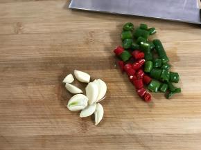青、红椒切段，大蒜切片。