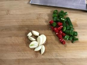 青、红椒切段，大蒜切片。