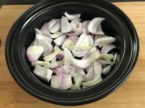 把洋葱铺入干锅底部。