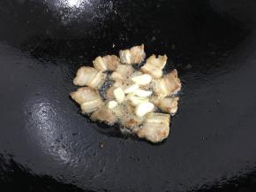 下五花肉煸炒。