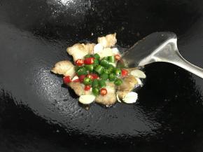 放入蒜片和青、红椒，炒出香味。