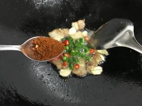 再放入1勺麻辣香锅的调料炒出香味。