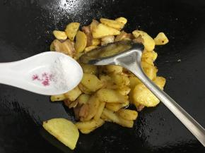 放入土豆片翻炒均匀，加入适量盐调味。