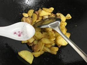 放入土豆片翻炒均匀，加入适量盐调味。