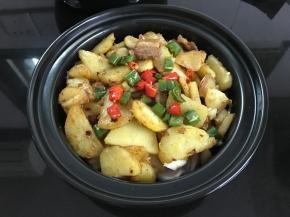 将土豆片盛入锅仔内，点一块酒精即可开吃了。