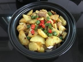 将土豆片盛入锅仔内，点一块酒精即可开吃了。
