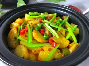 麻辣鲜香，内里绵软湿润的干 锅土豆。