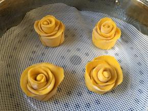 上锅二次发酵15分钟，然后开火蒸15分钟，焖5分钟