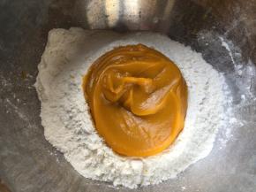 加入180南瓜泥，南瓜泥就是蒸熟打成泥哦