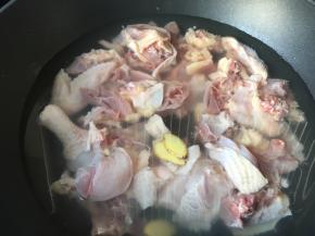 鸡半只切块焯水