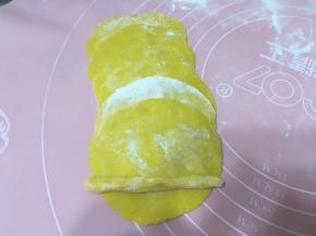 擀六张饺子皮一样大小，中间一根长条