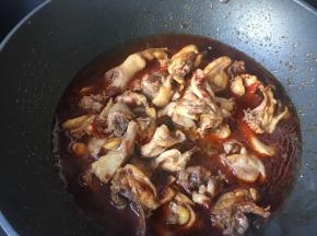 适量水焖煮