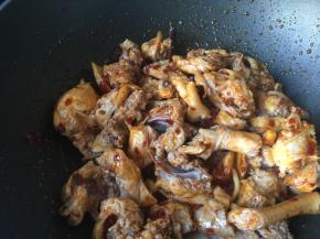 下鸡块翻炒均匀