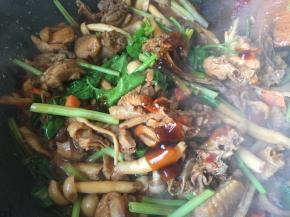 下芹菜，然后蚝油调味，不够咸就加盐