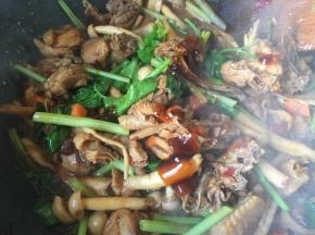 下芹菜，然后蚝油调味，不够咸就加盐