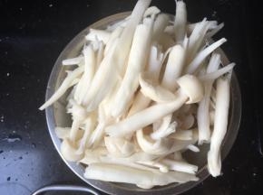 白玉菇对半