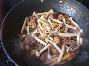 鸡差不多熟以后下白玉菇继续焖煮十几分钟