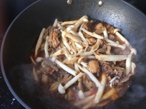 鸡差不多熟以后下白玉菇继续焖煮十几分钟
