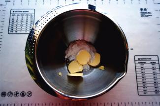 黄油软化后，加入糖粉，搅打至完全融合。