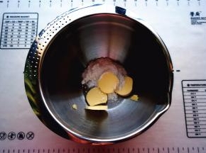 黄油软化后，加入糖粉，搅打至完全融合。