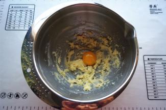 然后加入一个蛋黄，搅打均匀。