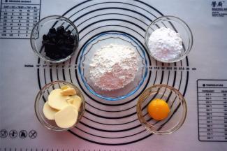 橘子酥塔是上下两层派皮夹着橘子馅，现在先制作底皮，食材：淡味黄油35克，糖粉25克，蛋黄1个，低筋粉60克。