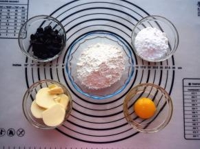 橘子酥塔是上下两层派皮夹着橘子馅，现在先制作底皮，食材：淡味黄油35克，糖粉25克，蛋黄1个，低筋粉60克。