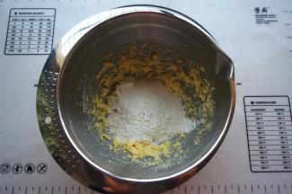 筛入低筋粉，拌成团。