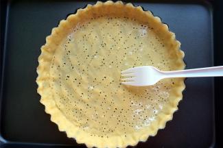 用叉子在底部扎洞。